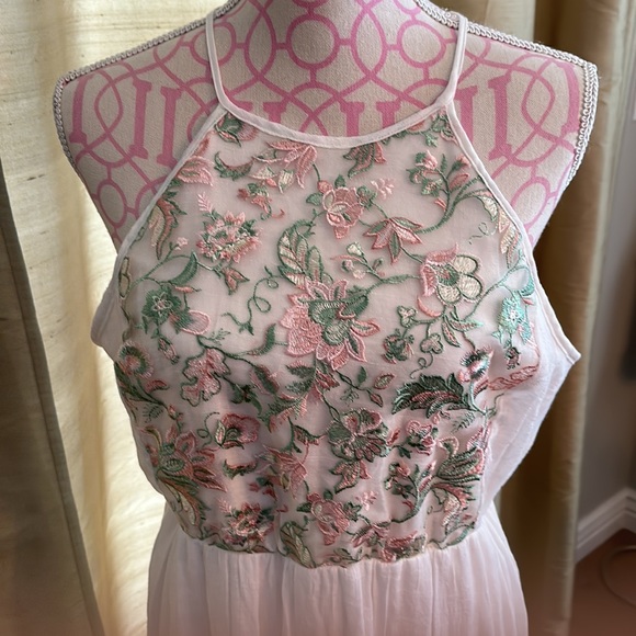 Beautiful size large polyester, white maxi halter dress with embroidered top - Picture 2 of 4